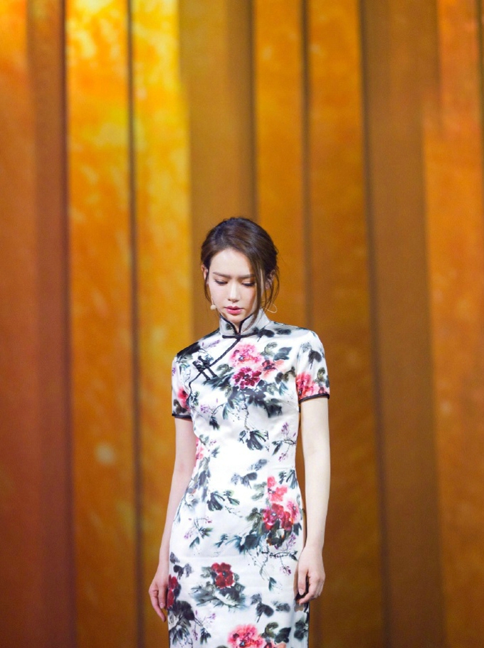 舞台上的戚薇真美 不论是旗袍还是礼服都完美hold住美丽如画[4]