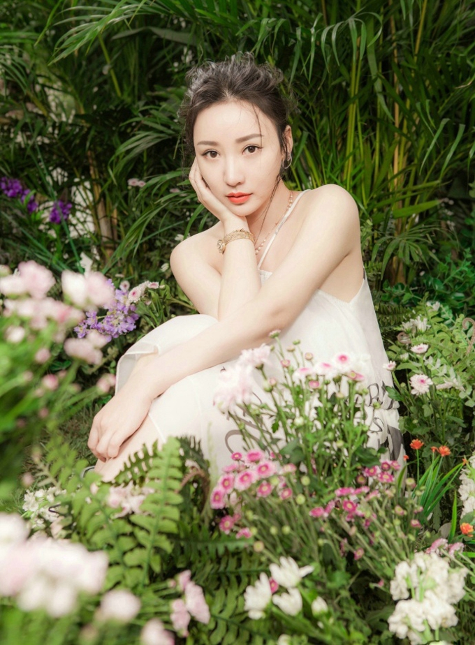 柳岩时尚画报 很清新脱俗的风格 清新中夹杂着一丝性感美的惊心动魄[4]