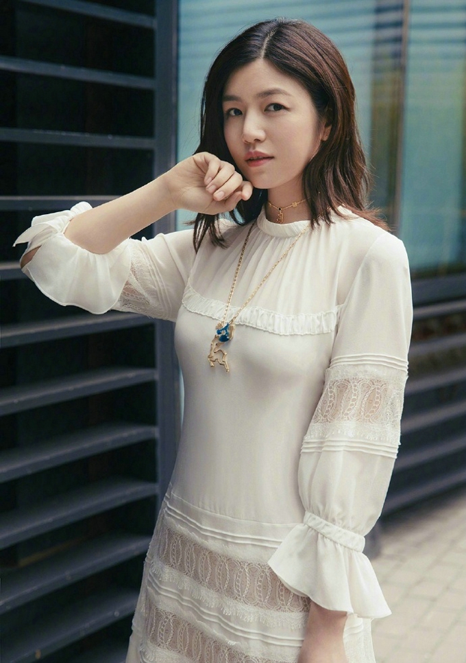 陈妍希曝光一组夏日街拍 尽显温婉好气质[2]