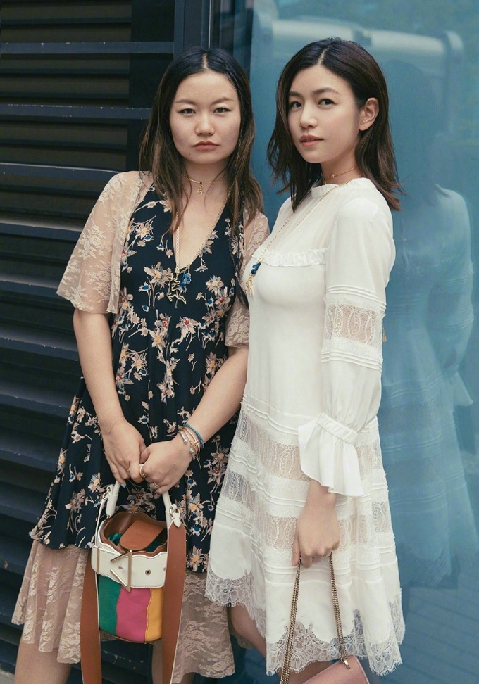 陈妍希曝光一组夏日街拍 尽显温婉好气质[5]