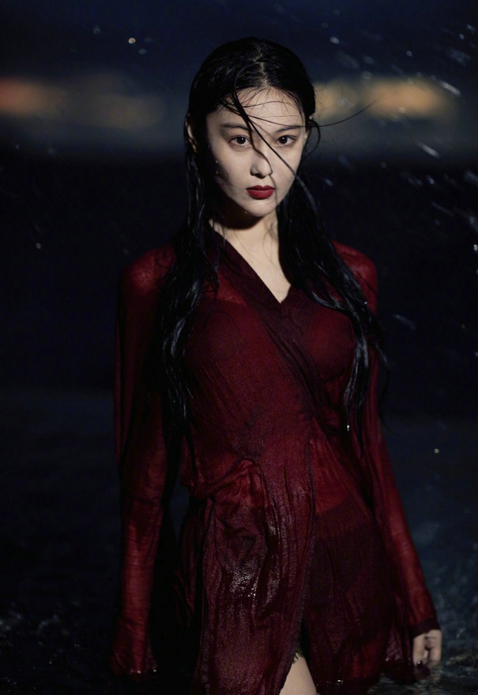 张馨予夏日清凉大片 人在水中如同画中游美爆了