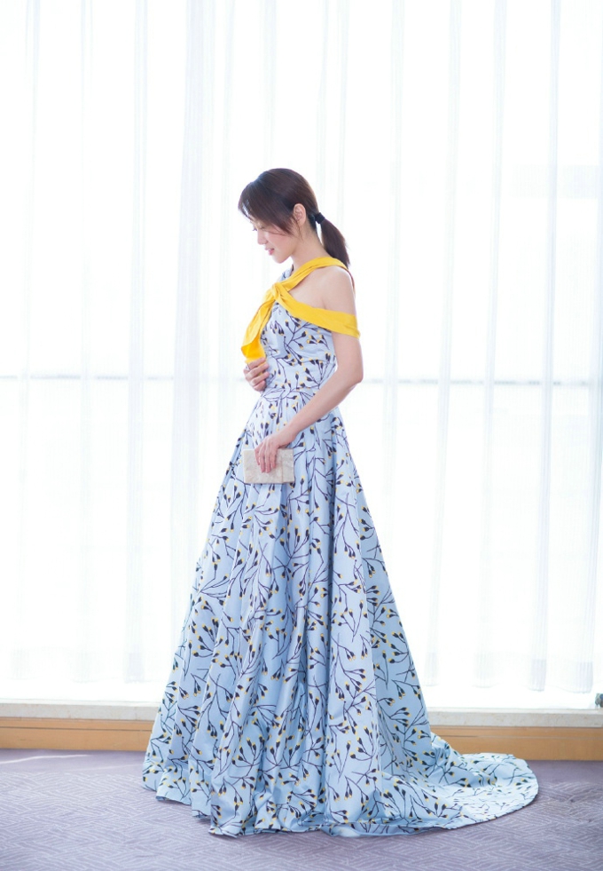 闫妮明媚温婉惬意自如