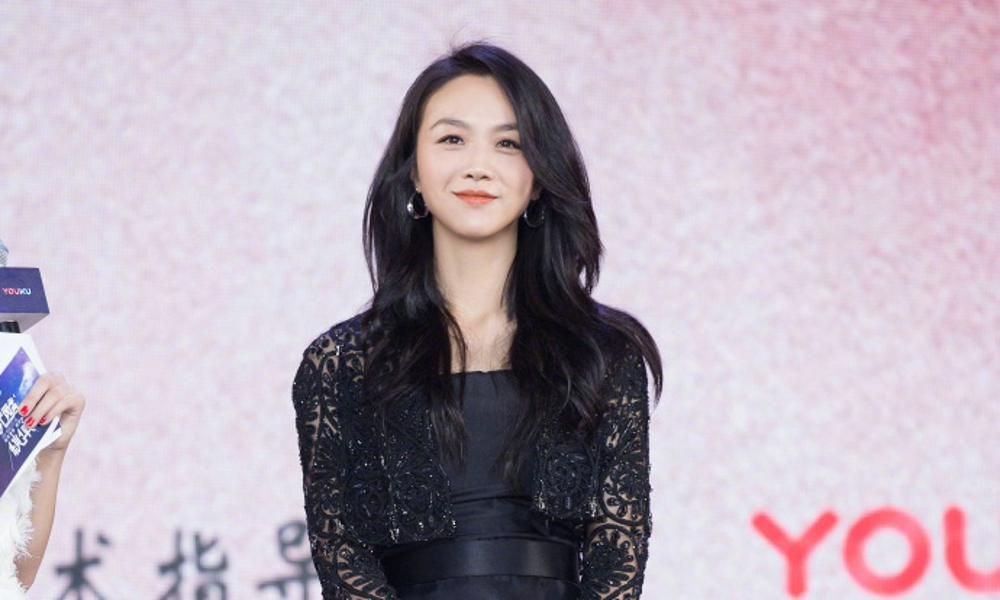 汤唯一身黑色礼服 女人味十足[5]