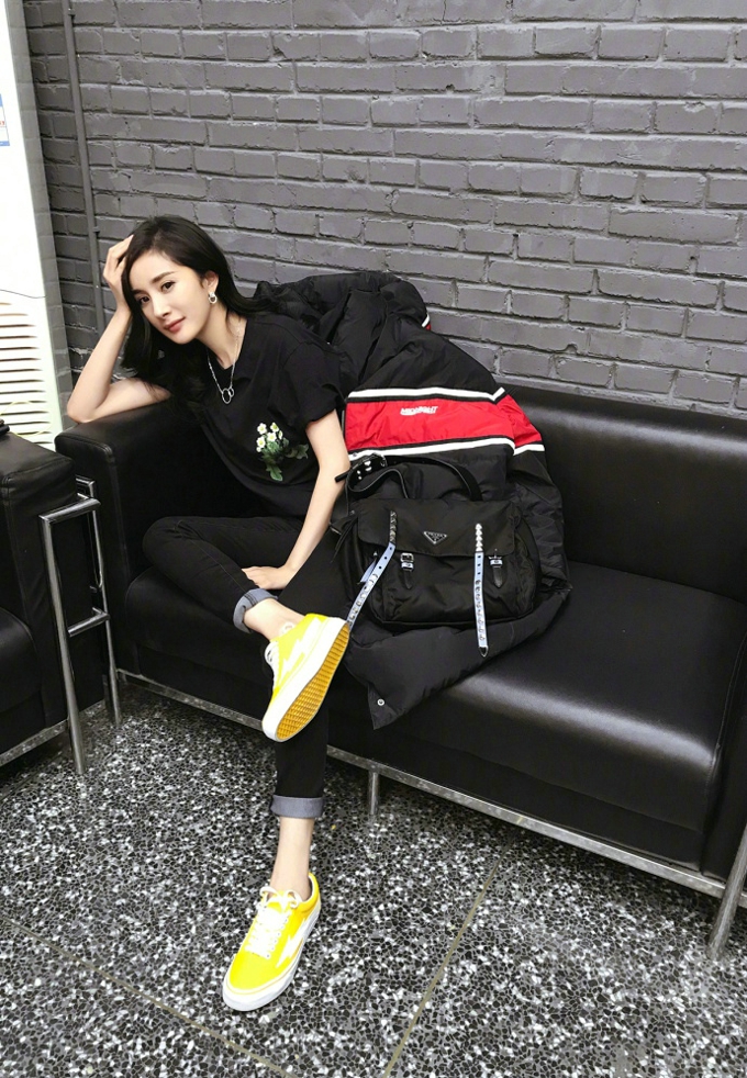 杨幂日常私服一身look时髦又帅气[3]