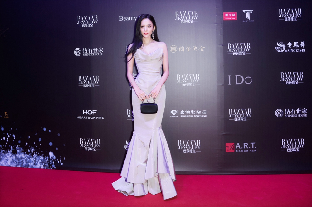 古力娜扎芭莎珠宝晚宴红毯照写真[7]