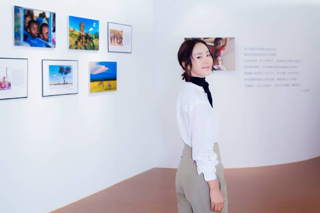 江一燕摄影展亮相纯白衬衫红色高跟很抢眼[5]