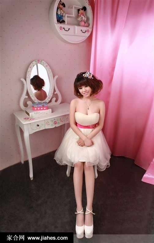 风情美少妇娜娜抹胸短裙小蛮腰高跟美腿写真[21]